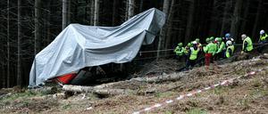 Einsatzkräfte des italienischen Bergrettungsdienstes arbeiten nach dem Absturz der Seilbahngondel an der Unfallstelle in Stresa.