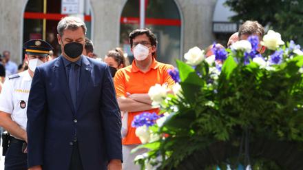 Bayerns Ministerpräsident, gedenkt in der Innenstadt den Opfern einer Messerattacke.