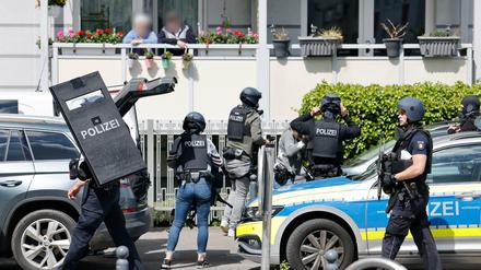 Die Polizei in Kiel sucht noch immer nach dem Verdächtigen.
