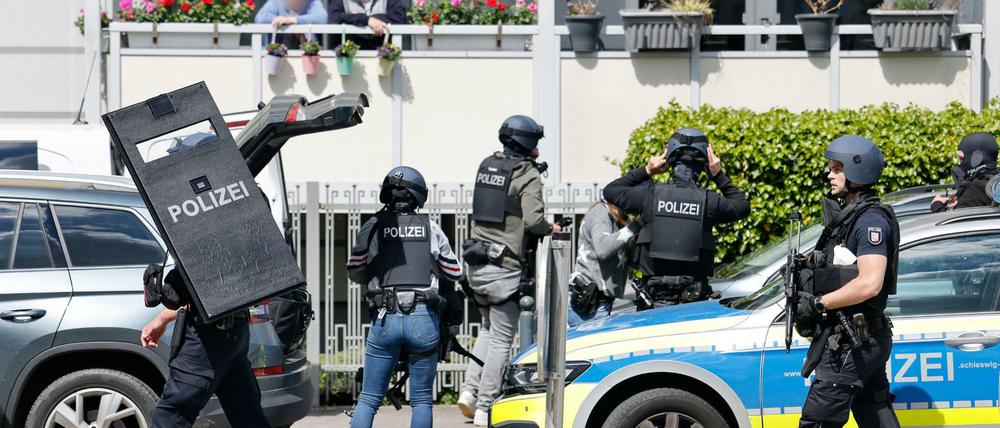 Die Polizei in Kiel sucht noch immer nach dem Verdächtigen.