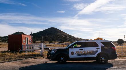 Ein Wagen des Sheriffs von Santa Fe County parkt neben dem Set bei den Dreharbeiten zu dem Low-Budget-Western „Rust“.