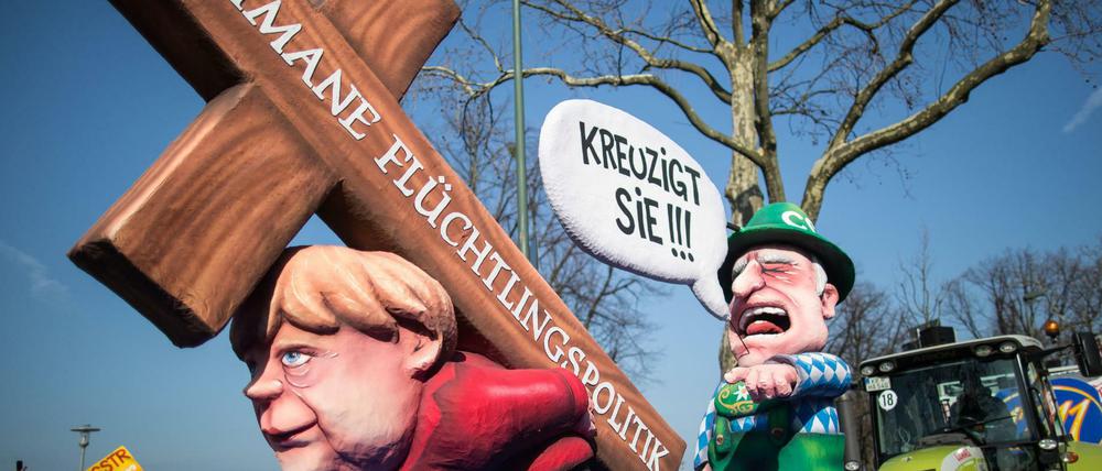 Ein Karnevalswagen zeigt beim nachgeholten Rosenmontagszug in Düsseldorf das Motiv "Humane Flüchtlingspolitik".