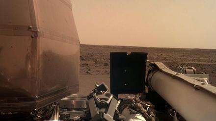 Dieses von der NASA zur Verfügung gestellte Foto zeigt ein Bild auf dem Mars, das der Nasa-Roboter «InSight» aufgenommen hat.