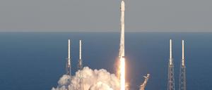 Eine Rakete vom Typ Falcon 9 startet und transportiert das Weltraumteleskop "Tess" (Transiting Exoplanet Survey Satellite) ins All.