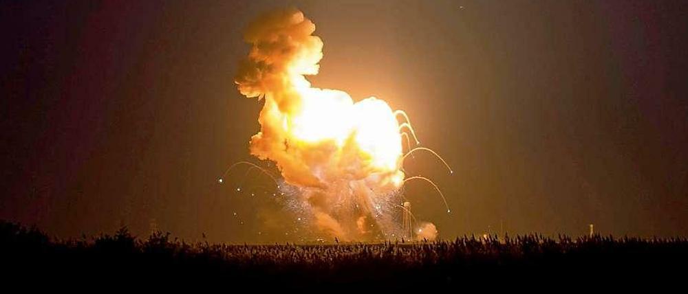 Die "Cygnus"-Versorgungsmission für die internationale Raumstation ISS ist am Dienstagabend zum spektakulären Fiasko geraten: Wenige Sekunden nach dem Start explodierte im US-Bundesstaat Virginia eine Trägerrakete, die den unbemannten Raumtransporter ins All hätte schießen sollen. 