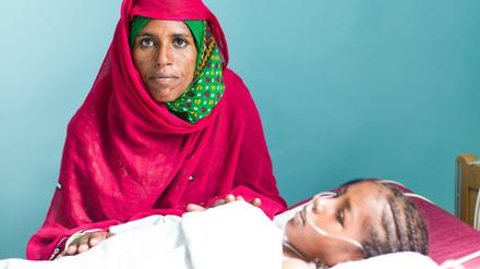 Neema wurde als Vierjährige einer brutalen Beschneidung unterzogen. Wegen der Vernarbungen konnte ihr im Krankenhaus nur schwer ein Katheter gelegt werden. 