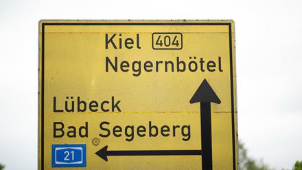 Ein Straßenschild weist in Richtung des Ortes Negernbötel im Landkreis Segeberg. Die Grüne Jugend Segeberg möchte den Namen des Dorfes ändern. 