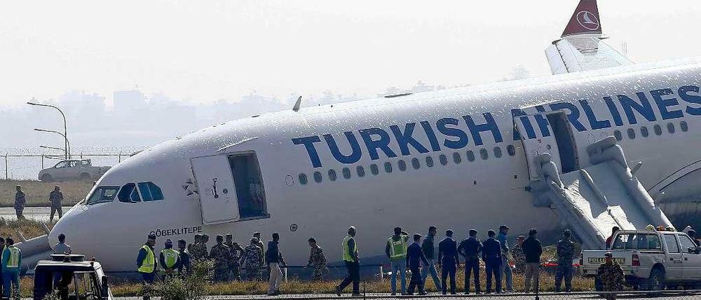 Das Flugzeug der Turkish Airlines ist am Dienstag in Nepal leicht neben der Landebahn gelandet. 
