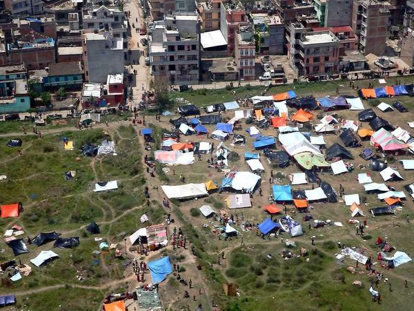 Menschen in der Kathmandu zelten auf freien Gebieten. Sie haben ihre Häuser verloren oder fühlen sich in diesen nicht mehr sicher. 