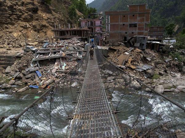 Die Schäden des Erdbebens in Nepal: Viele zerstörte Häuser sind nur über Hängebrücken zu erreichen. 