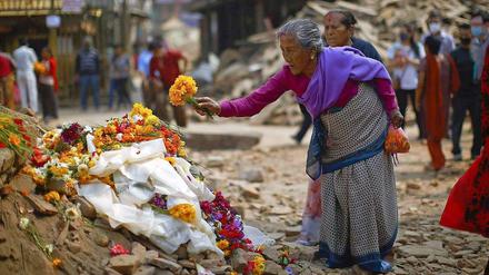 Angehörige der Erdbeben-Opfer in Nepal legen Blumen in Kathmandu nieder. 