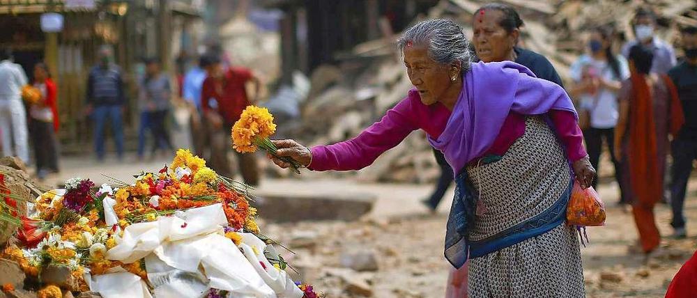 Angehörige der Erdbeben-Opfer in Nepal legen Blumen in Kathmandu nieder. 