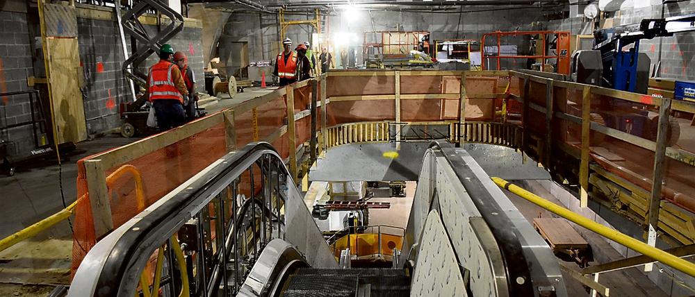 Arbeiter installieren am 21.05.2015 in New York Rolltreppen und andere elektrische Geräte und Leitungen an einer künftigen Station der Second Avenue Line in New York. Die neue Subway-Linie, die erste seit mehr als 70 Jahren, wird die teuerste U-Bahn der Welt, soll insgesamt etwa 17 Milliarden Dollar kosten.