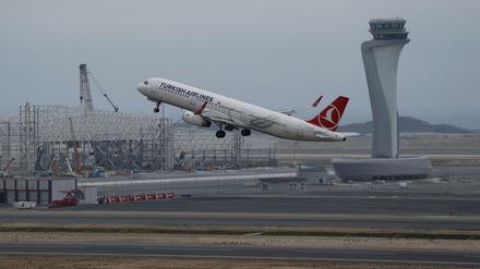 Ein Flugzeug von Turkish Airlines startet am "Flughafen Istanbul".