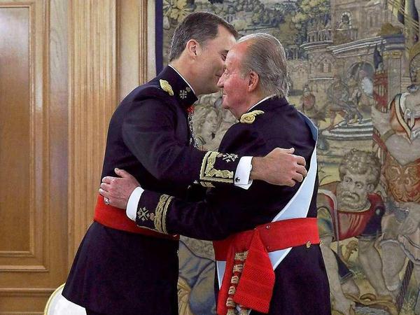 Der alte und der neue König. Der 76-jährige König Juan Carlos hatte am Mittwoch nach fast 39 Jahren auf dem Thron seine Abdankung unterzeichnet. 