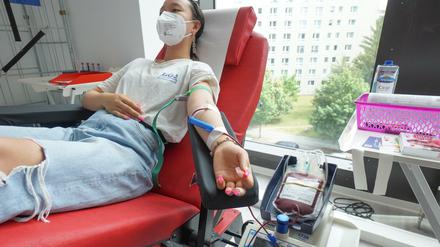 Eine Frau spendet Blut im DRK-Blutspendezentrum in Berlin.