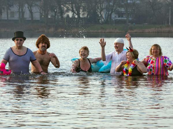 Winterschwimmer des Vereins "Berliner Seehunde" beim Neujahrsschwimmen im Orankesee ein Bad. 