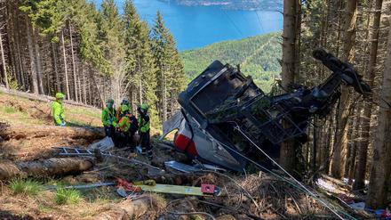 Wrack der abgestürzten Gondel in der Nähe des Gipfels der Stresa-Mottarone-Linie in der Region Piemont, Norditalien