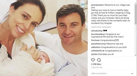 Ein Instagramm-Foto zeigt die neuseeländische Premierministerin Jacinda Ardern und ihren Partner Clarke Gayford mit ihrem Baby.
