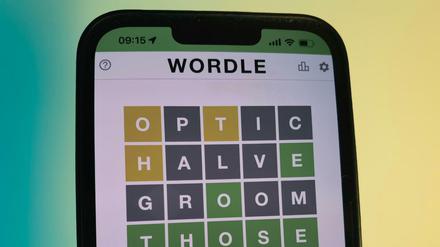 Erst grau, dann gelb, dann grün: das Browserspiel Wordle auf einem iPhone 13.