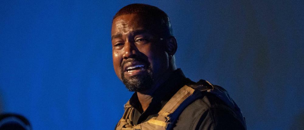 Kanye West trägt bei seinem Auftritt eine schusssichere Weste. 