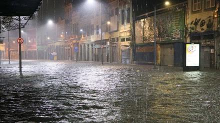 Die Straßen in Rio de Janeiro sind nach dem Starkregen überflutet. 