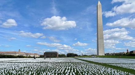 Vor dem Washington Monument symbolisieren mehr als 650.000 weiße Fahnen die Covid-Toten in den USA. 