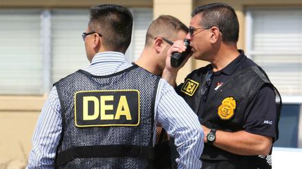 Beamte der US-Anti-Drogeneinheit DEA bei einem Einsatz.