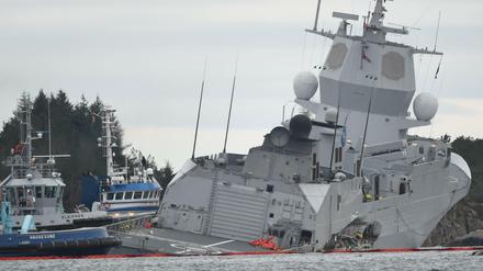 Die norwegische Fregatte "KNM Helge Ingstad" liegt nach einer Kollision mit dem Tanker "Sola TS" tief im Wasser.