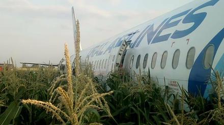 Ein Airbus A321 auf einem Maisfeld in der Nähe des Flughafens Schukowski im Gebiet Moskau.