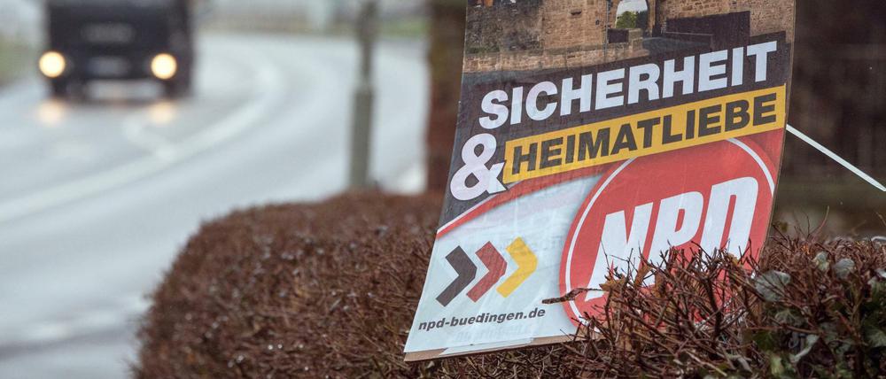 "Büdingen braucht Sicherheit und Heimatliebe" steht in Büdingen in der Wetterau (Hessen) auf einem Wahlplakat der NPD zur Kommunalwahl. Die rechtsextreme NPD kam hier bei den Kommunalwahlen auf 14 Prozent der Stimmen.
