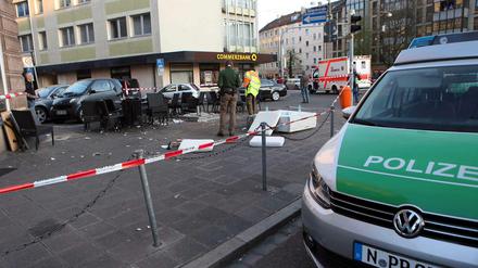 Ein Flatterband der Polizei hängt am Sonntag in Nürnberg vor einem Cafe, nachdem hier ein Autofahrer in eine Menschengruppe gefahren ist.