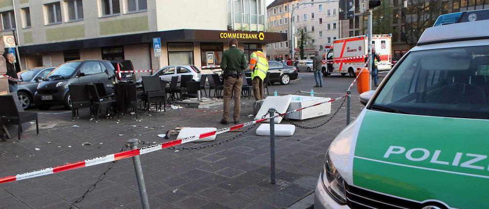 Ein Flatterband der Polizei hängt am Sonntag in Nürnberg vor einem Cafe, nachdem hier ein Autofahrer in eine Menschengruppe gefahren ist.
