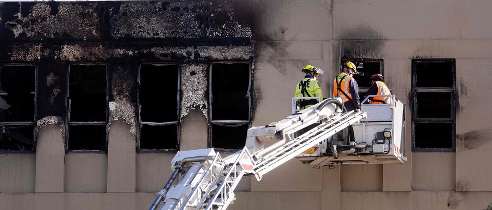 Wegen des eingestürzten Dachs auf dem vierstöckigen Gebäude konnten die Rettungskräfte zunächst nicht alle der 92 Zimmer nach möglichen weiteren Opfern durchsuchen.
