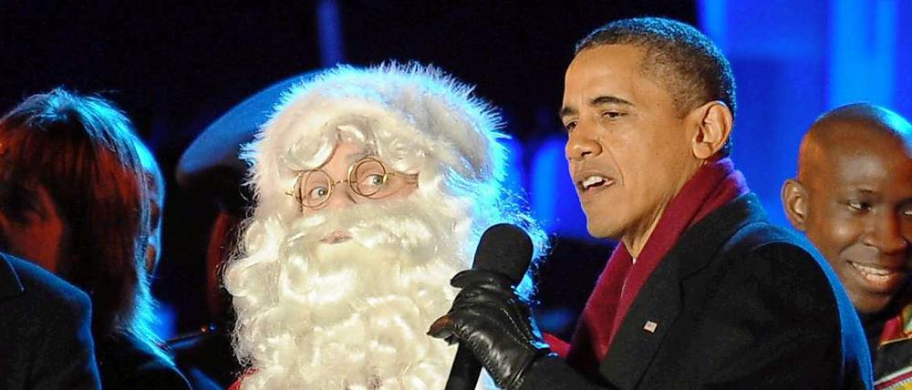 Auf ein Lied mit Santa Claus: Barack Obama vor dem Weißen Haus.