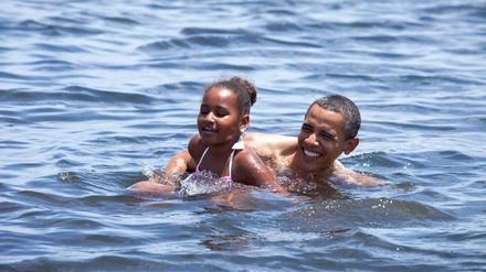 Barack Obama badet mit seiner jüngeren Tochter Sasha am Panama City Beach in Florida.