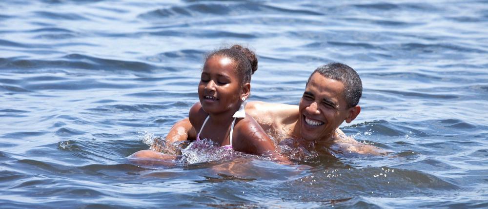 Barack Obama badet mit seiner jüngeren Tochter Sasha am Panama City Beach in Florida.