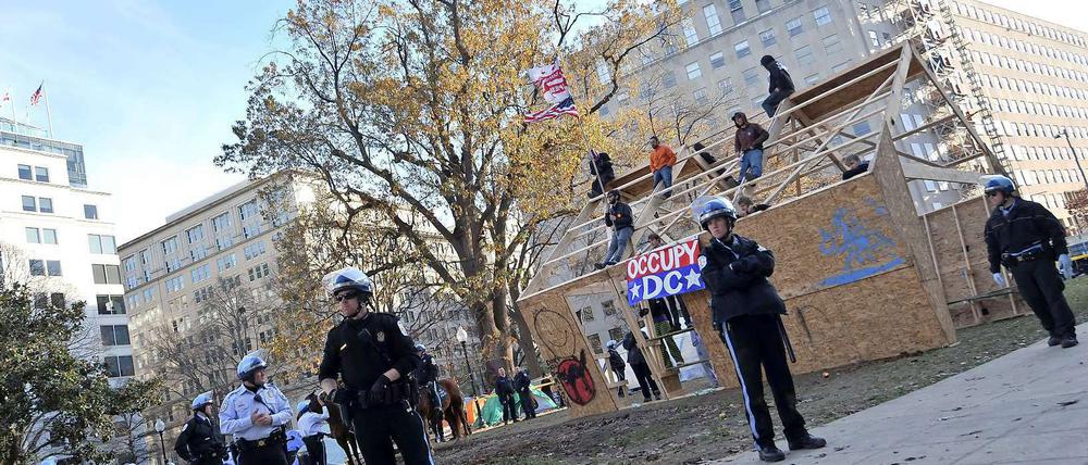 Die Polizei räumt eine illegal errichtete Hütte der "Occupy Wall Street"-Bewegung in Washington.