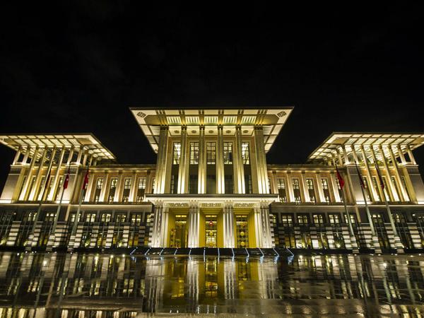 Der Präsident hat viele Paläste. Dieser steht in Ankara.