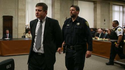 Der Polizist Jason Van Dyke verlässt das Gericht nach dem Schuldspruch. 