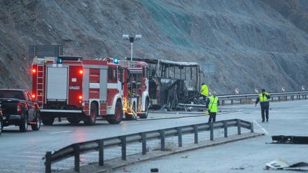 Unfall in Bulgarien: Wrack des ausgebrannten Busses aus der Autobahn