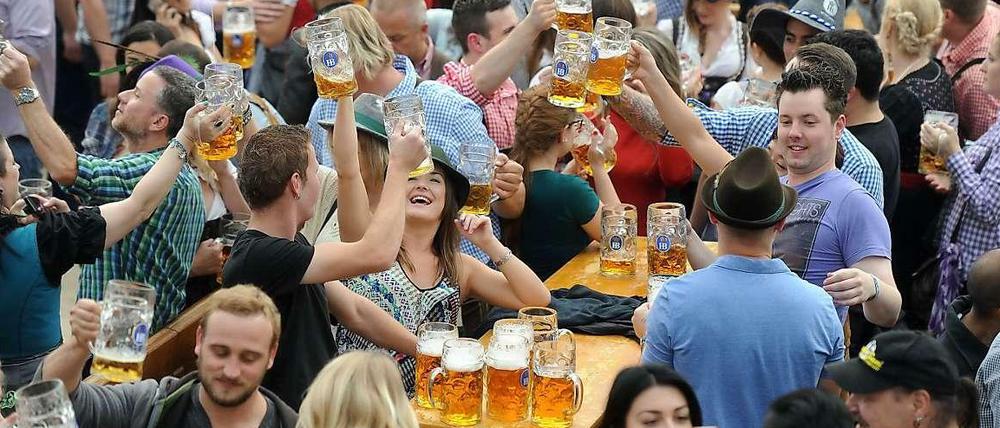 Ausgelassene Stimmung auf dem Oktoberfest in München 2014. Wie viel Bier hier genau getrunken wurde, ist nun bekannt geworden. 