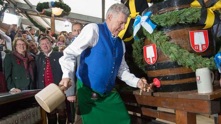 Der Münchner Oberbürgermeister Dieter Reiter (SPD) sticht das erste Fass Bier an. Zur 182. Wiesn werden wieder Millionen Besucher aus aller Welt erwartet.
