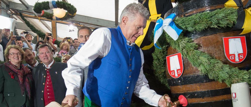 Der Münchner Oberbürgermeister Dieter Reiter (SPD) sticht das erste Fass Bier an. Zur 182. Wiesn werden wieder Millionen Besucher aus aller Welt erwartet.