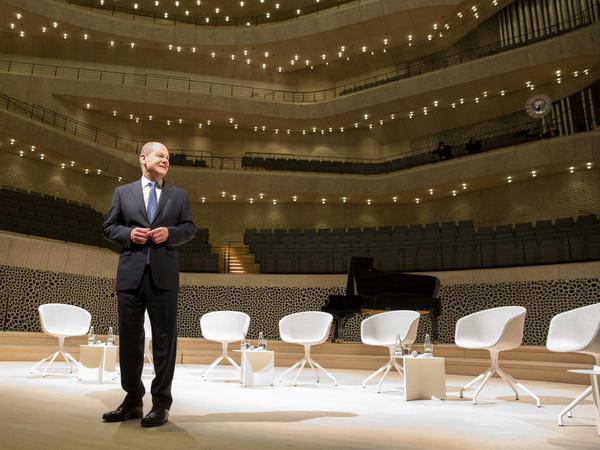 Erleichtert: Bürgermeister Olaf Scholz auf der Bühne der Elbphilharmonie.