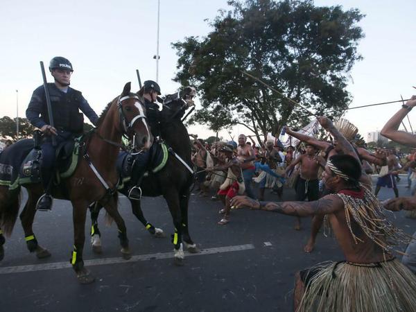 Ureinwohner hatten Pfeil und Bogen zu dem Protestmarsch in Brasilia mitgebracht.