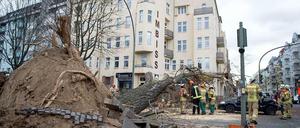 In Berlin-Wedding ist dieser mächtige Baum auf ein Auto gestürzt. Feuerwehrleute zerlegen ihn.