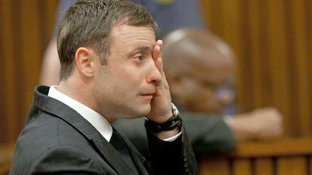 Oscar Pistorius bricht in Tränen aus, als die Richterin seine Aussage zitiert.