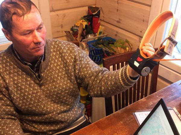 Osmo Seurujarvi, Rentierzüchter bei Inari, Finnland, mit seinem GPS zum Aufspüren der Herde Foto: Rolf Brockschmidt