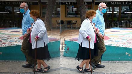 Zweite Corona-Welle in Spanien: Ein älteres Paar im Spiegelbild in Madrid